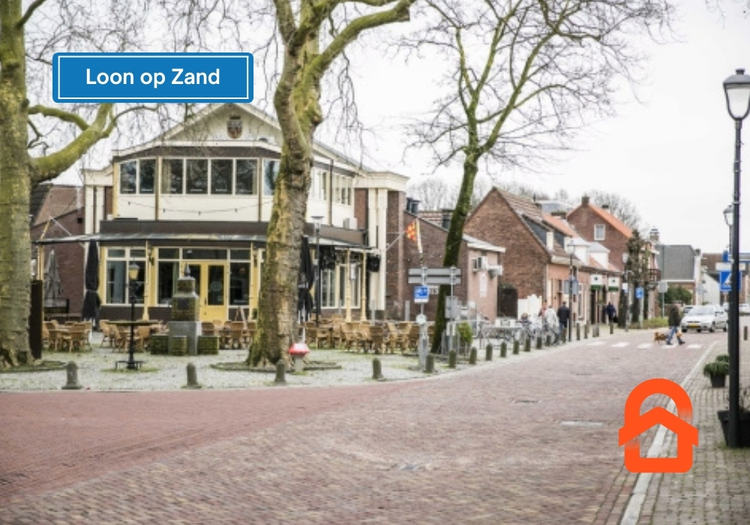 Sleutelmaker in loon op zand